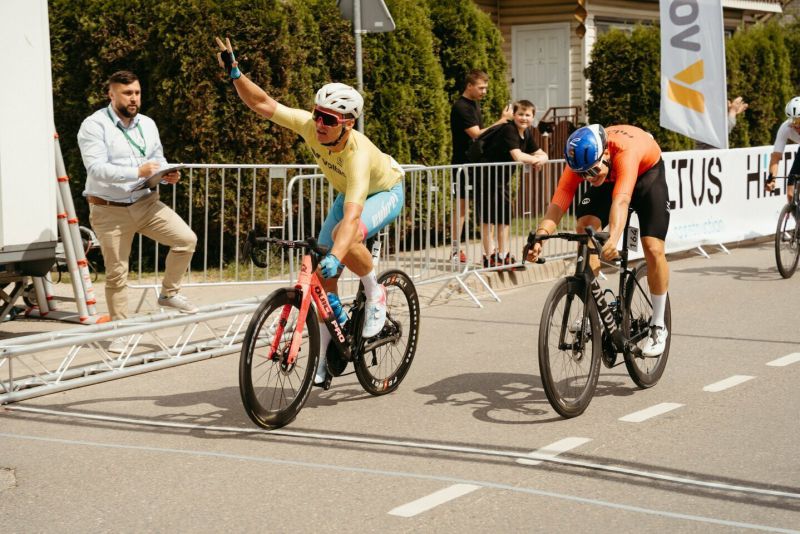 Utenoje nugriaudėjo „Tour of Lithuania“ ketvirtas etapas: permainingos kovos, sėkmės ir nesėkmės