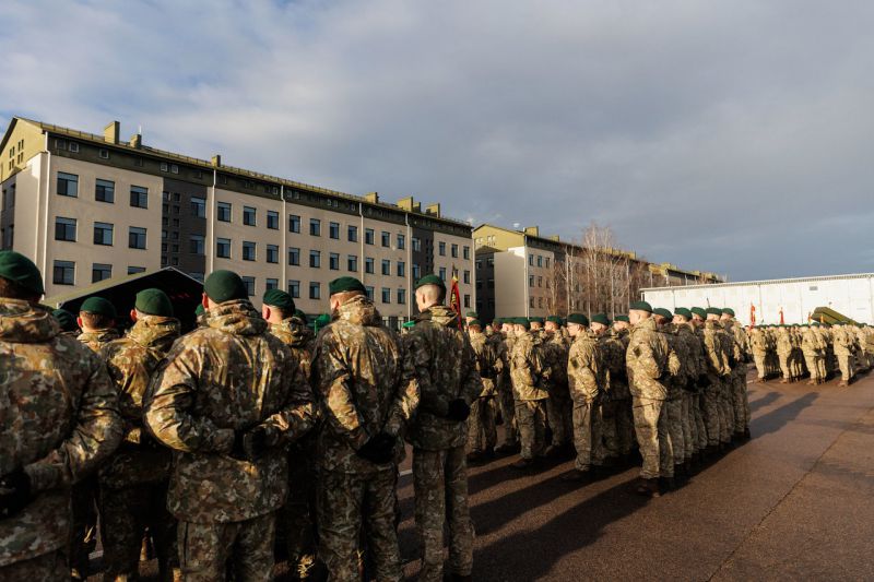 Parlamentas pradeda svarstyti karių sąlygų gerinimo paketą