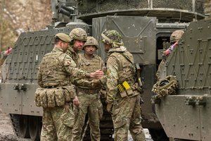 Jungtinė Karalystė Estijoje pasėjo nerimą: sumažino britų karių ir tankų skaičių