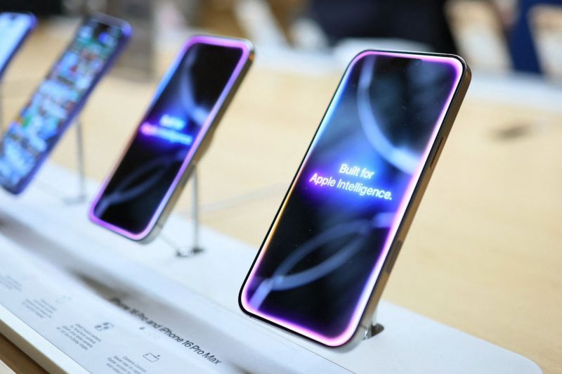 Donaldas Trumpas pagrasino įvesti 25 proc. muitą „Apple“, jei ši negamins „iPhone“ JAV