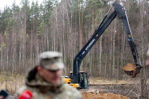 Iš Pabradės – naujausia kariuomenės žinia: dumblo sluoksnis virš šarvuočio išlikęs apie 2 metrus