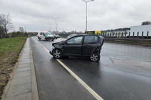 Vilniuje susidūrė trys automobiliai – du žmonės išvežti į ligoninę