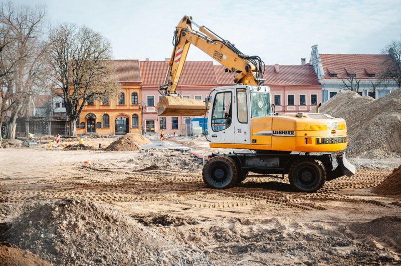 Kauno Rotušės aikštės rekonstrukcija: baigia atnaujinti požemines komunikacijas, imasi dangų