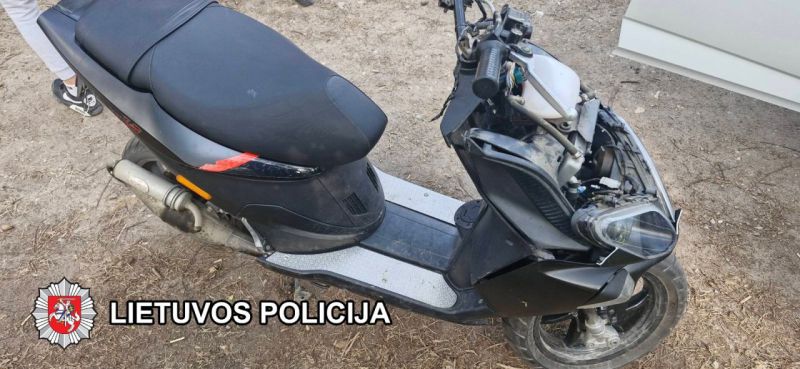 Sulaikė 15-metį su motoroleriu: išgirdęs, kad policija veš jį pas mamą, jaunuolis spruko į mišką