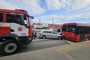 Vilniuje susidūrė trys automobiliai ir autobusas, susidarė transporto priemonių spūstys