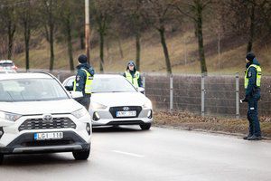 Įspėja vairuotojus – policija tikrins vairuotojų blaivumą, vykdys chuliganiško vairavimo kontrolę  