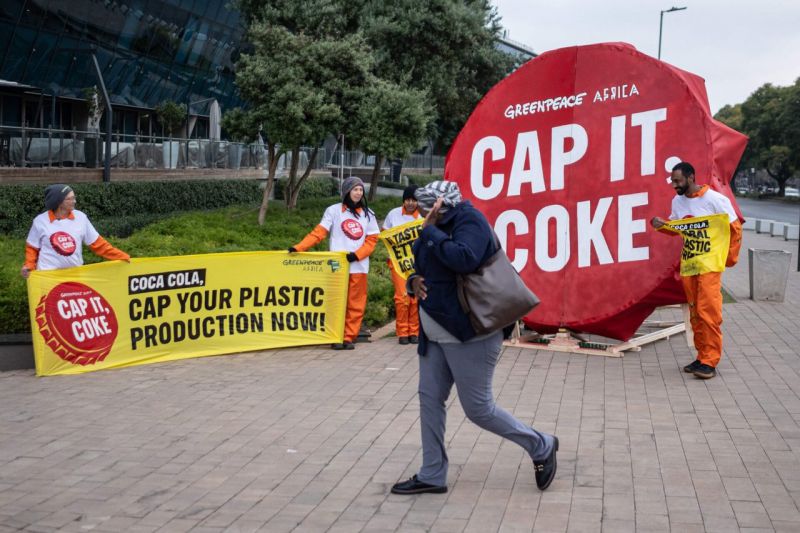 „Greenpeace“ smerkia „Coca-Cola“ dėl milijardų plastikinių butelių