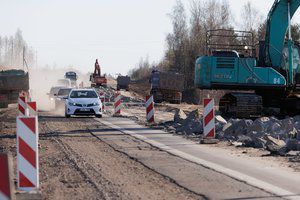 Gremžia vos paklotą asfaltą kelyje į Molėtus: „Vėl eismas apsunkintas, vėl trys šviesoforai“