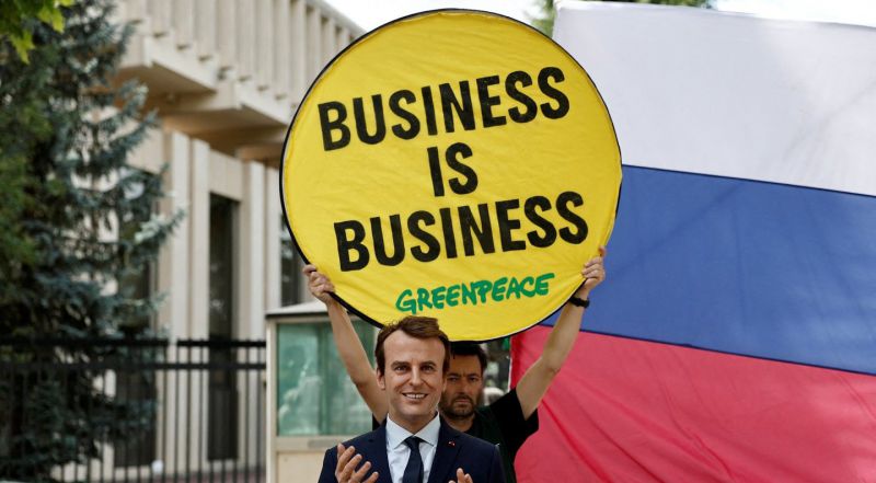 Paryžiuje – protestas prieš ryšius su Maskva: buvo pavogta Macrono statula