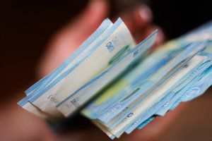 Sukčiai iš moters Vilniuje išviliojo beveik 23 tūkst. eurų, o Alytuje įkliuvo iš moters 10 000 eurų paimti bandęs sukčius
