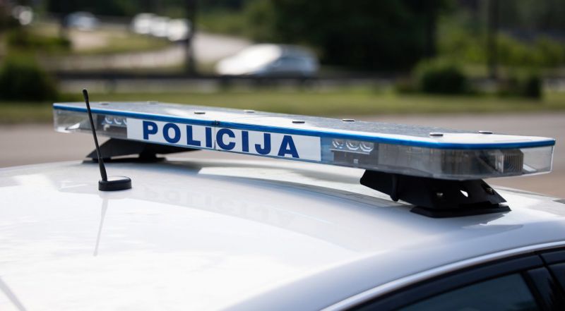 Vilkaviškio rajone nuo kelio nulėkus automobiliui, per avariją nukentėjo du neblaivūs vyrai