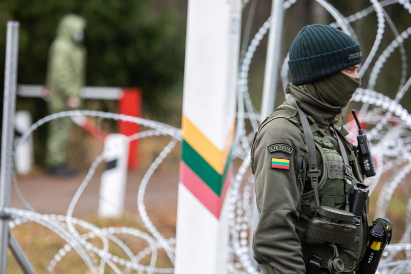 Graudi Minsko propaganda: migrantas skundžiasi Lietuvos pasieniečių smurtu, nors šie jį išprašė sveiką