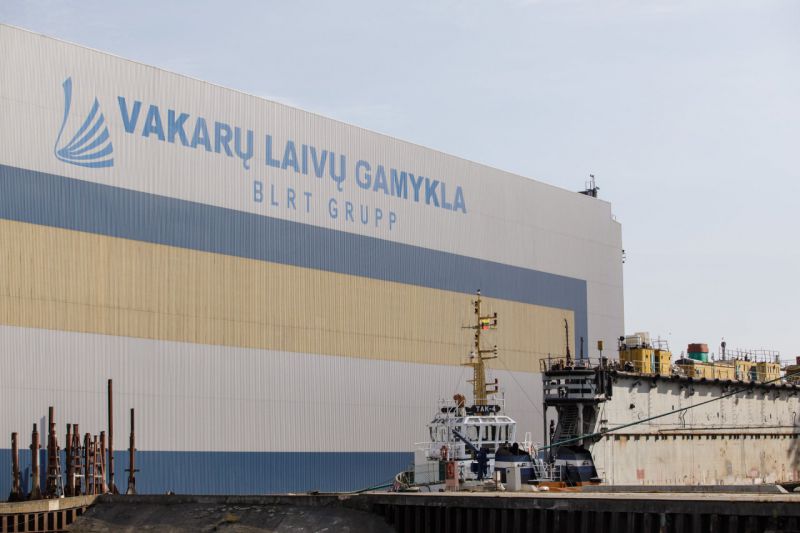 Gelbėtojai naktį skubėjo į uostą: nelaimė įvyko laivų statyklos plaukiojančiame doke