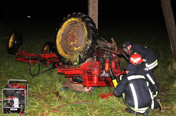 Girtų vairuotojų manevrai Marijampolėje: vienas krito nuo paspirtuko, kitas apsivožė su traktoriumi