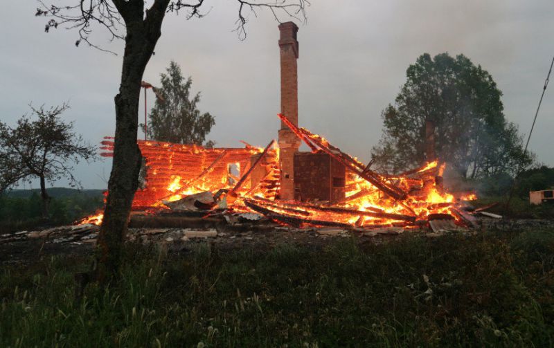 Savaitgalio gaisrai: degė žolė, butai, namai ir net pinigai