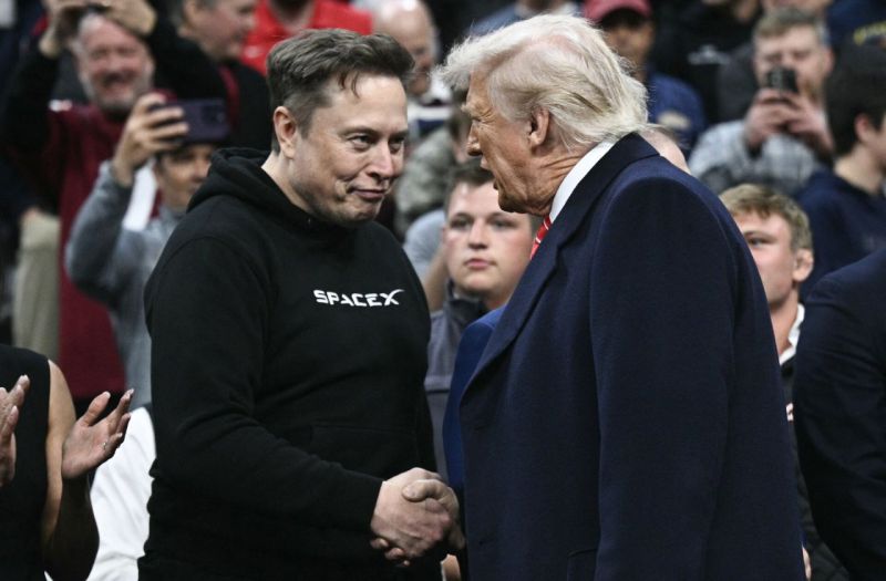 Elonas Muskas sako nusivylęs Donaldo Trumpo mokesčių ir išlaidų įstatymu