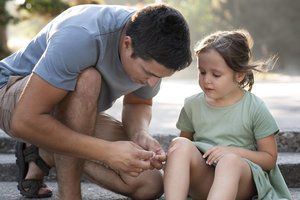 Vaikų traumų prevencija – rūpestingi tėvai pasirūpina ne tik šalmu