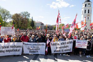 Iš didelio debesies – mažai lietaus: grandiozinis mitingas prie Seimo virsta šokiais ir dainomis
