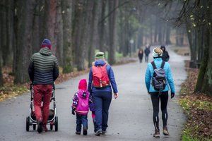 Iš Seimo – žinia tėvams: papildomais laisvadieniais pasinaudoti nori leisti ir vyresnius vaikus auginantiems tėvams