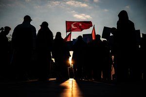 Kelios dešimtys aktyvistų Vilniuje išreiškė paramą protestuojantiems turkams