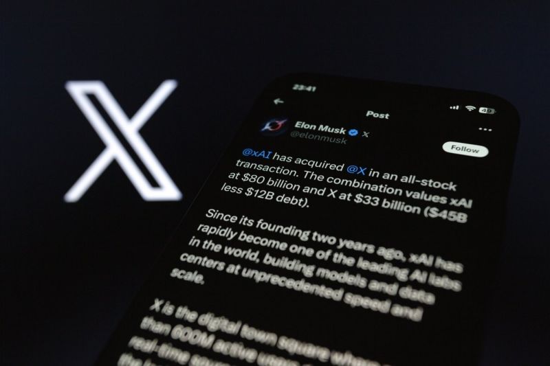 E.Muskas sako, kad startuolis „xAI“ perka platformą „X“