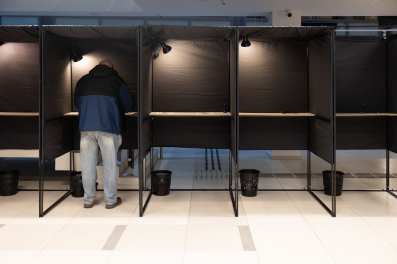Iki 12 val. Panevėžio mero rinkimuose balsavo 6,96 proc. rinkėjų, Joniškio – 8,99 proc.