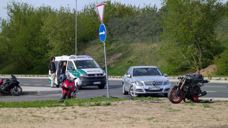 Gegužės 1-osios avarija Vilniuje: motociklininkui – lūžis, MB vairuotojui – įtarimai dėl kaltės
