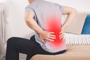Vargina nugaros skausmas? Šie požymiai rodo, kad reikia nedelsiant kreiptis į gydytoją
