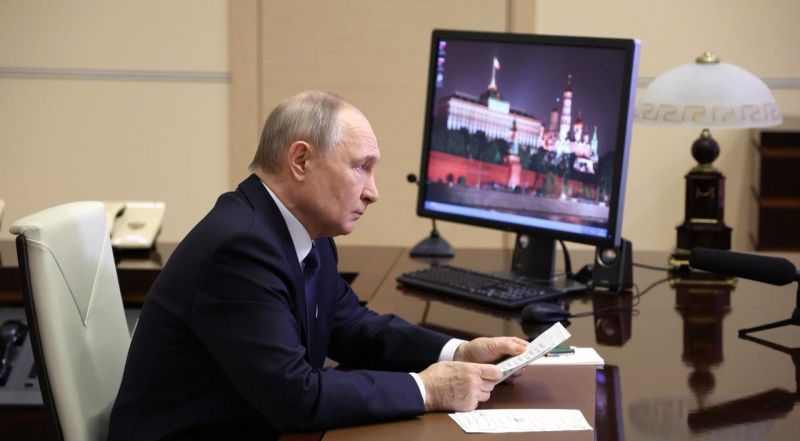 Nuotraukos Kremliaus svetainėje užminė mįslę: Putinas naudoja pasenusią technologiją?