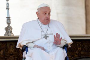Sveikstantis popiežius netikėtai pasirodė priešais žmonių minią Vatikano aikštėje