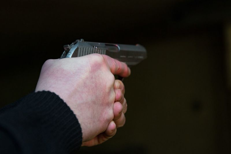 Kėdainiuose asmuo į pistoletą panašiu daiktu grasino vyrui
