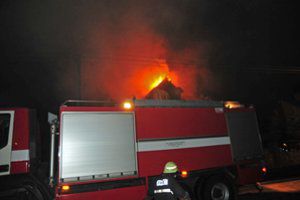 Lazdijuose sprogus dujų balioniui kilo gaisras mediniame name – viduje gali būti žmonių