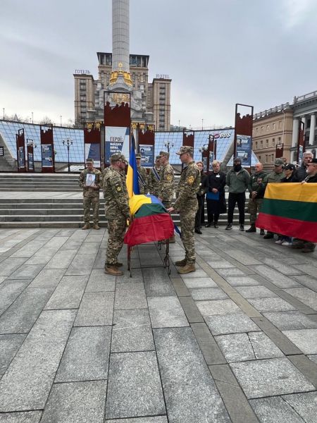 Kyjive – atsisveikinimo su žuvusiu savanoriu kariu Tomu Valentėliu ceremonija