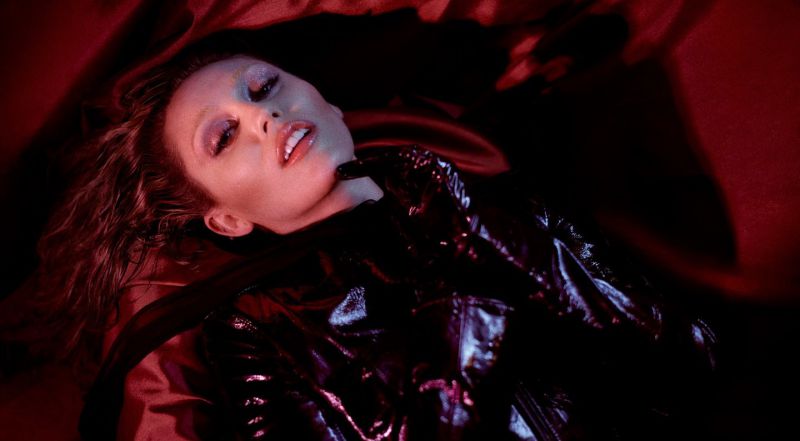 Miley Cyrus pristatė naują singlą „End of the World“: dainą lydi jautrus vaizdo klipas 