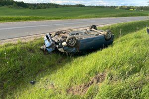 Kaišiadorių ir Šakių rajonuose vertėsi du automobiliai – iš suniokotų mašinų iškelti 3 sužeisti žmonės