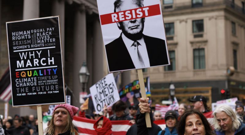 Didžiųjų JAV miestų gatves užplūdo protestuotojai, norėdami paprieštarauti skaldančiai Trumpo politikai