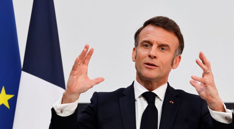 Macronas ragina sustabdyti investicijas JAV, kol situacija dėl muitų taps aiškesnė