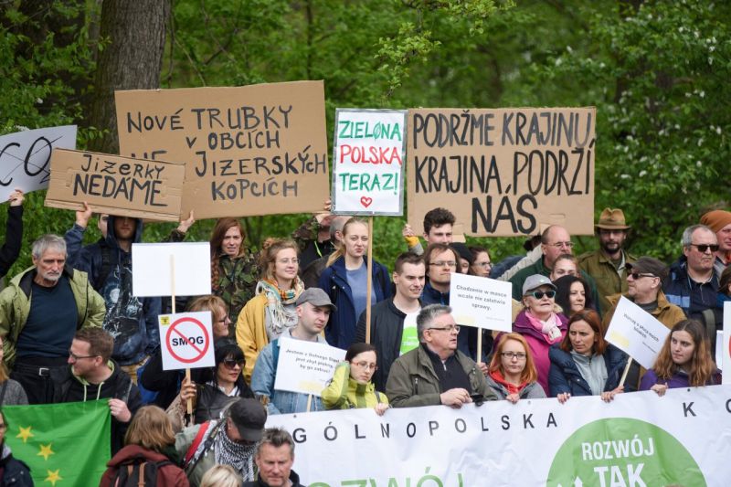 „Greenpeace“ tęsia protestą Lenkijos lignito kasykloje