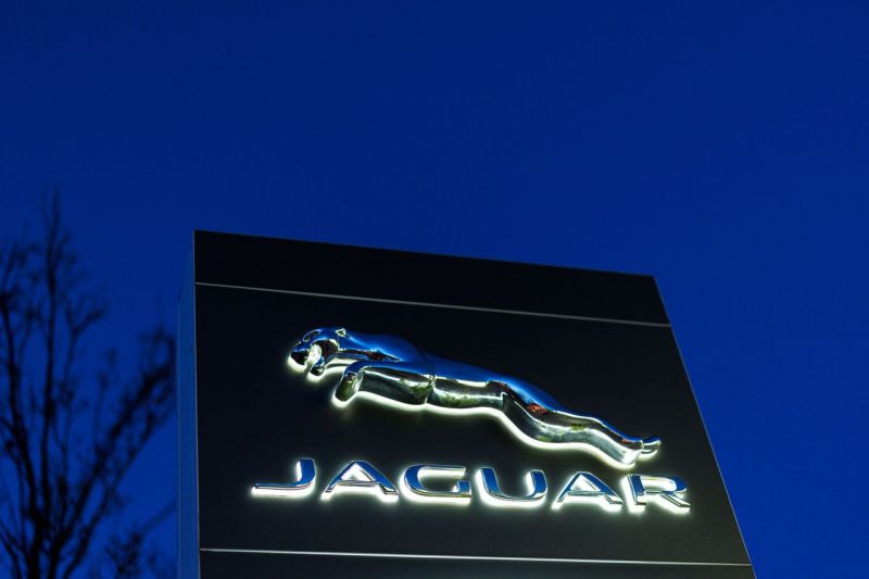 „Jaguar“ dėl muitų balandį laikinai stabdo tiekimą į JAV