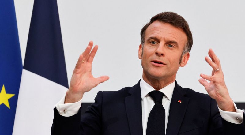 Macronas pasmerkė Rusijos pajėgų smūgį Sumams