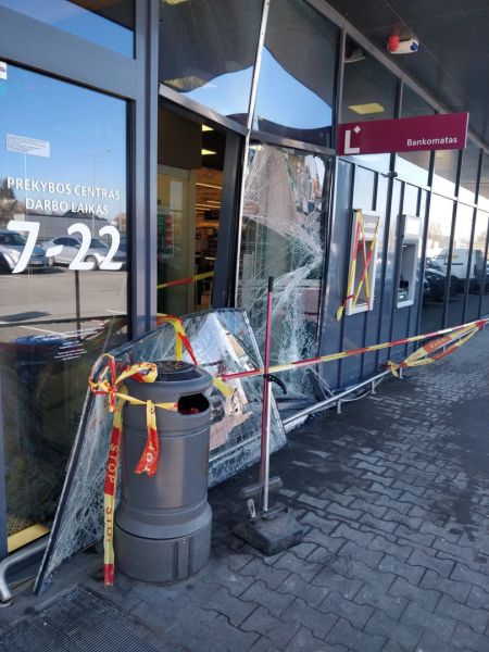 Po bandymo apiplėšti bankomatą – svilėsių kvapas parduotuvėje: ar tai gali kelti pavojų?