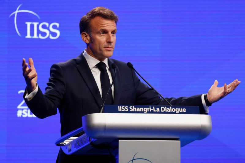 Emmanuelis Macronas: Kinija turėtų neleisti Šiaurės Korėjai siųsti savo karių į pagalbą Rusijai