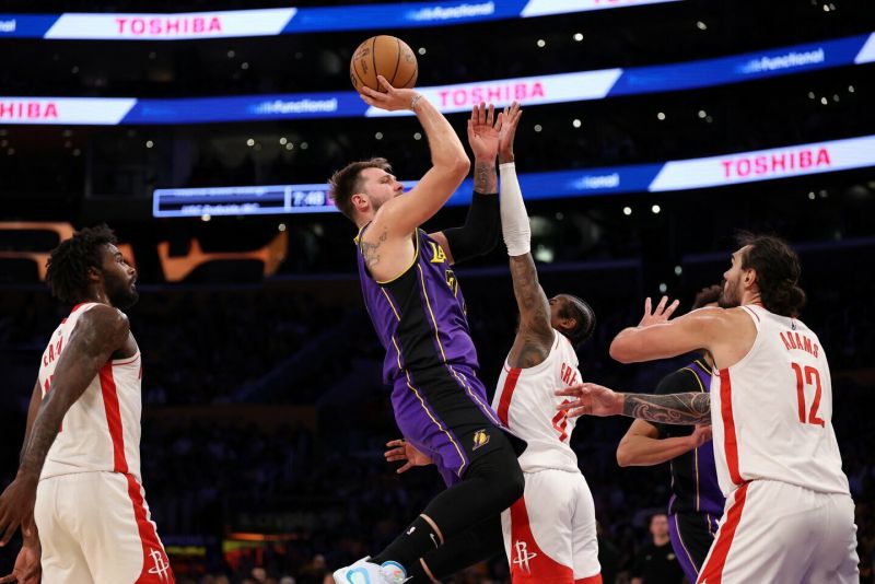 „Lakers“ išvargo pergalę prieš „Rockets“