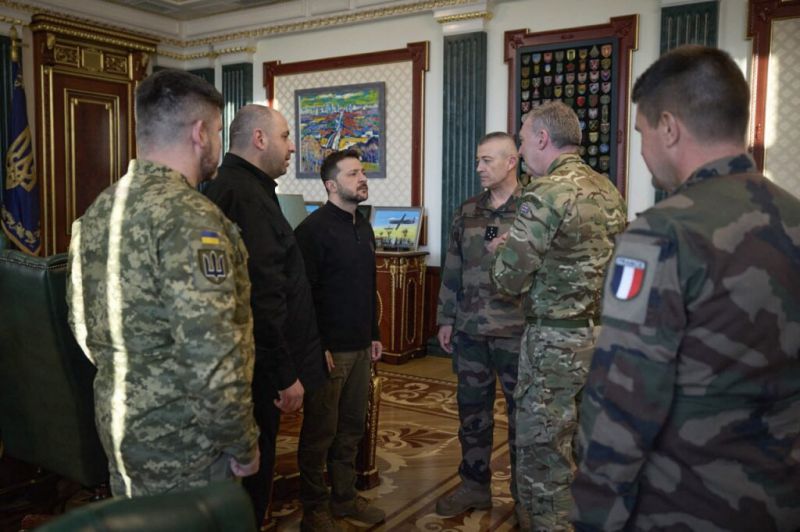 V. Zelenskis po susitikimo su Prancūzijos ir JK kariuomenių vadais giria derybų pažangą