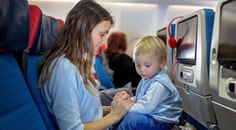Išgirdęs, ko prašo mama su vaiku lėktuve, vyras pakraupo: „Moterys, atsibuskite“