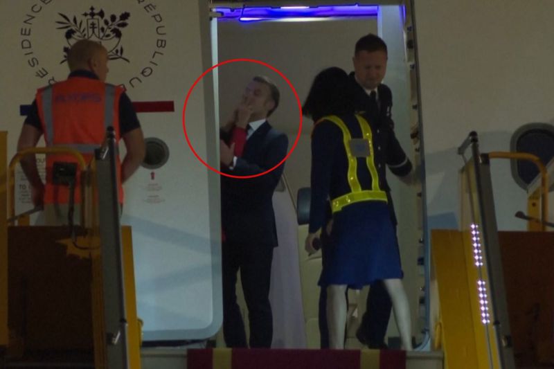 Užfiksuoti kadrai lėktuve sukėlė komentarų audrą: ar Macronas sulaukė žmonos pykčio?