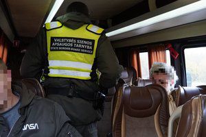 Pasieniečiai pakeliui į Lenkiją sučiupo pusantrų metų ieškotą latvį – pakišo suklastotą dokumentą, bet tai nepadėjo