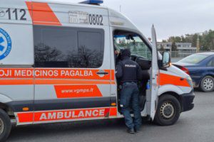 Šilutėje garbaus amžiaus vyras nesuvaldė automobilio – užšoko ant šaligatvio, pervažiavo pievelę ir trenkėsi į pastatą