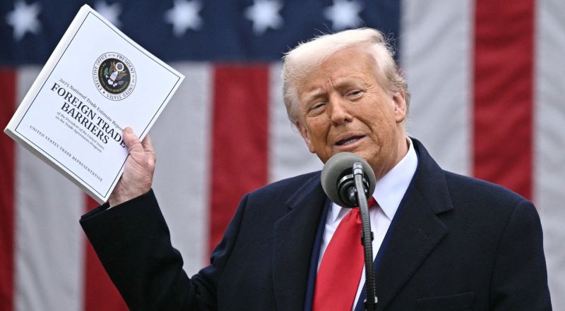 Trumpo „ekonominis armagedonas“ – smūgis visam pasauliui: brangs ne tik prekės, bet ir tūkstančiai gali likti be darbo