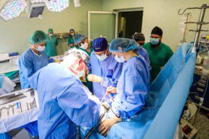 Netradicinis medikų sprendimas: Jogilei iškart atliktos dvi operacijos – kepenų transplantacija ir skrandžio mažinimo